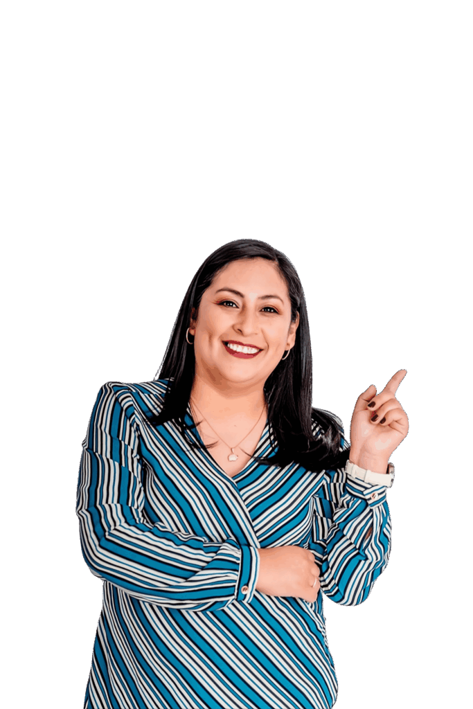 Mujer sonriente y energica señalando